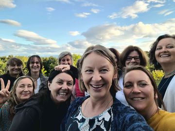 Bild zeigt Gruppe von 10 lachenden Frauen.