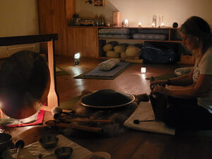 Yoga in entspannender Atmosphäre bei Kerzenschein.